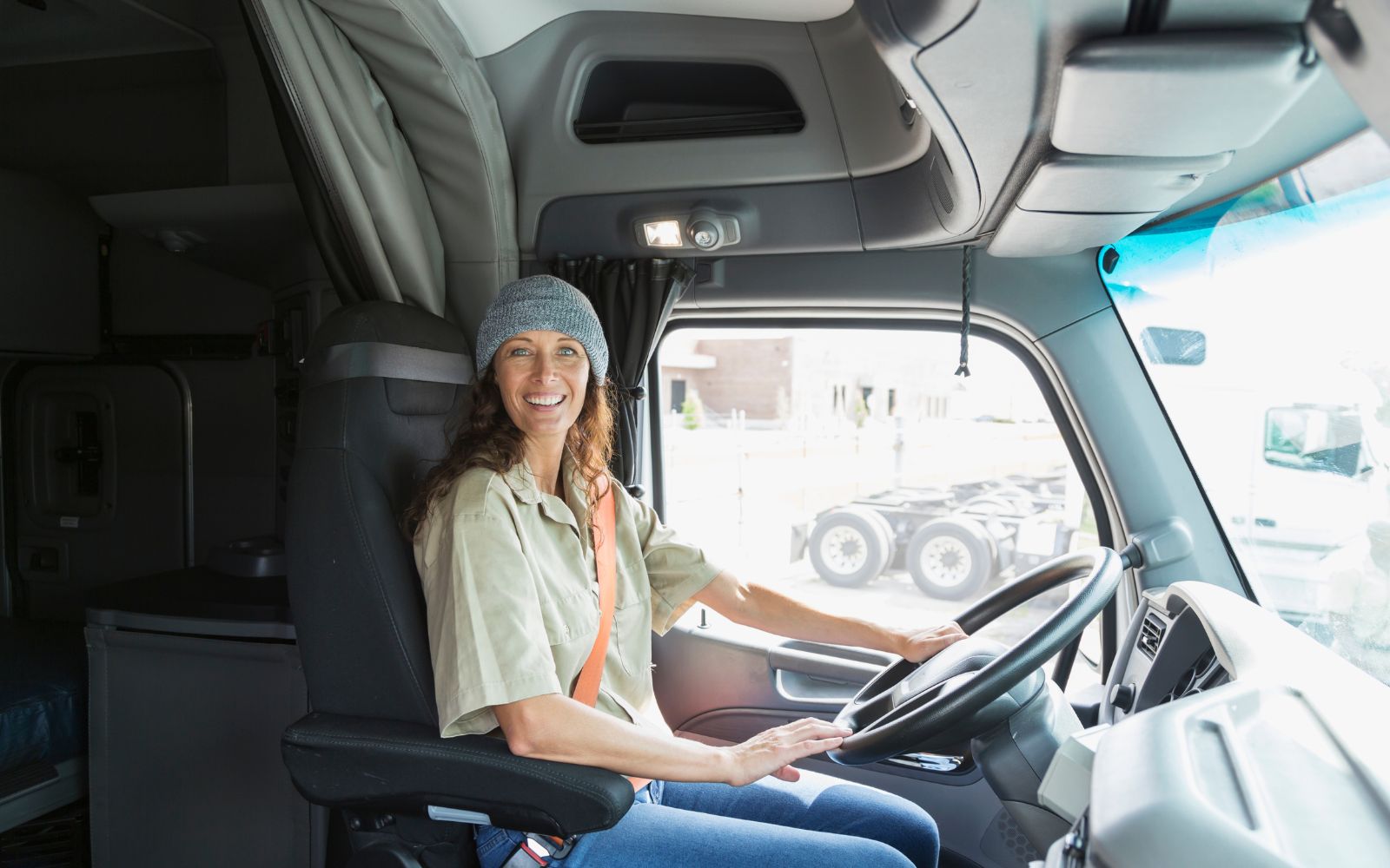 http://www.hydrogenfuelnews.com/wp-content/uploads/2023/03/safety-tips-for-female-truck-drivers.jpg