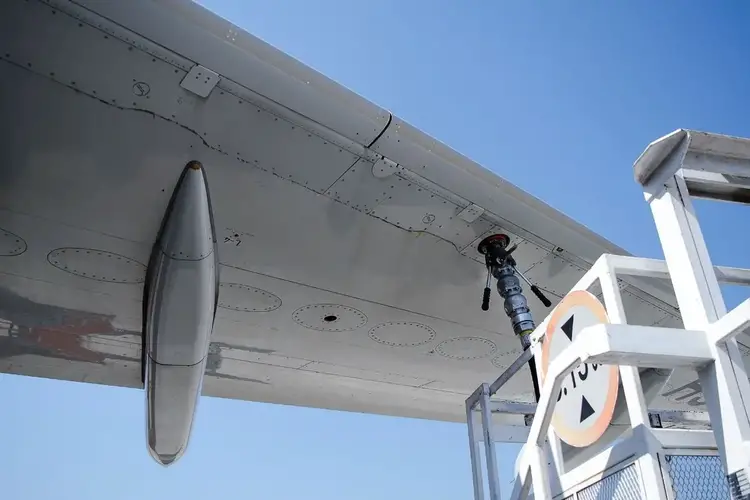 Hydrogen Fuel - fueling plane